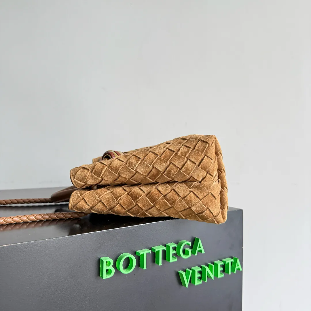 The new Andiamo batch of 3060 BV is shipped‼ ️The classic intercciato weaving process is used to create a soft bag, the metal knot is made of micro-cast aluminum using jewelry technology🪢, and the decorative beads are made of metal and hand-polished oak, allowing you to jump repeatedly between elegance and fun💃, making it unpredictable. Classic and versatile, it shows off your temperament, and the bag has a large capacity, making it very convenient for daily commuting! It has a variety of carrying methods, the shoulder straps can be adjusted by yourself, the original lambskin feels soft and delicate, and the unisex style breaks gender boundaries and brings a more practical and long-lasting use experience. The Andiamo, which has both elegant and casual styles, perfectly interprets the "fashionable old money style". Style No.: 743568+Wood Hardware Color: Suede Amber Brown·New Size: 25*22*10.5cm